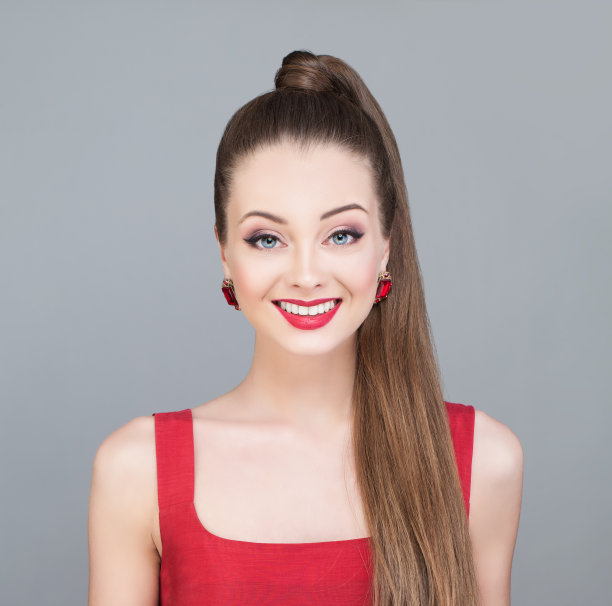 迷人的年轻女子，红唇妆。漂亮的模型微笑图片下载