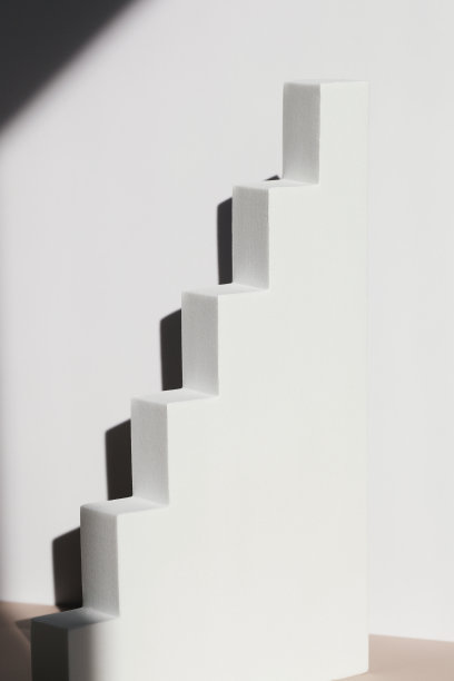 白色裙台的形式步与深影。基座。舞台上的产品白色的背景。本空间图片下载