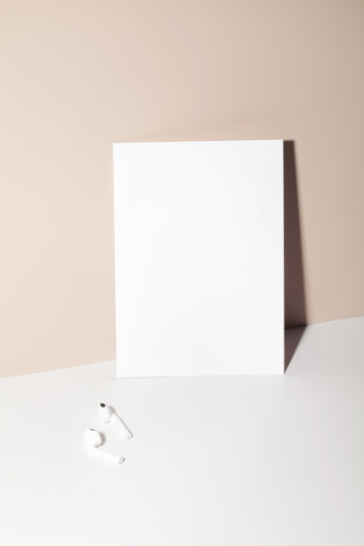 纸卡片笔记与耳机米色背景与阴影。副本的空间。业务模型。卡片上有放短信的地方。图片下载