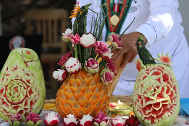 用雕刻刀雕刻南瓜和一些蔬菜，得到花朵图案图片下载
