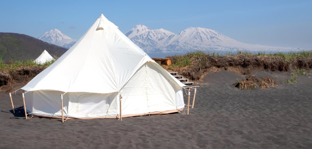 有选择性的重点。夏天的豪华别墅和火山，乡村景观，堪察加半岛的帐篷屋图片下载
