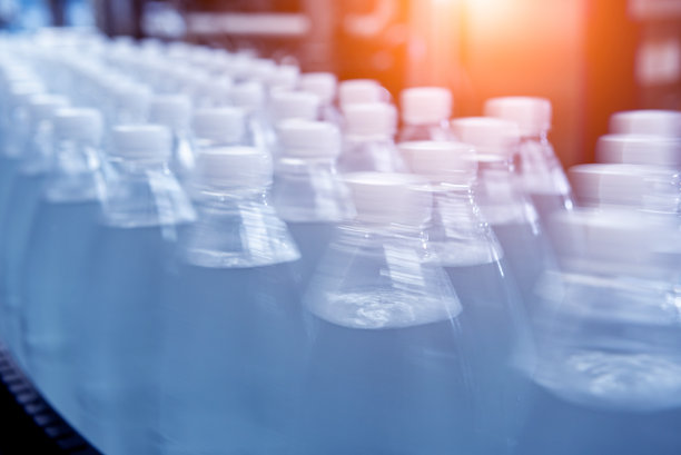 现代化饮料厂的传送带上的瓶装饮用水。图片下载