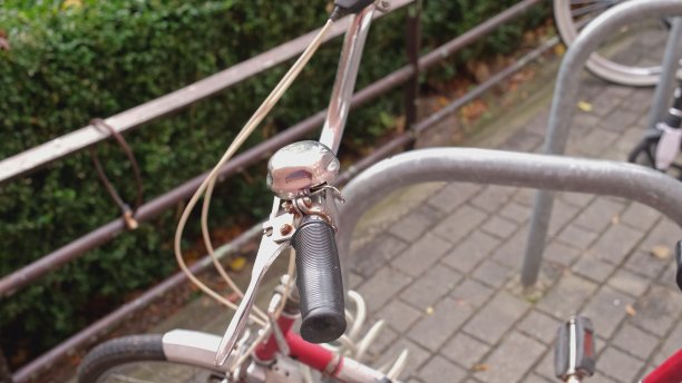 老式老式自行车方向盘把手与金属环和刹车杆图片下载