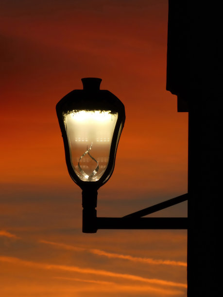 日出时墙上的路灯图片下载