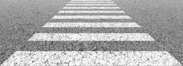 空高速公路黑色的柏油路和白色的分割线，马路上有人行横道图片下载