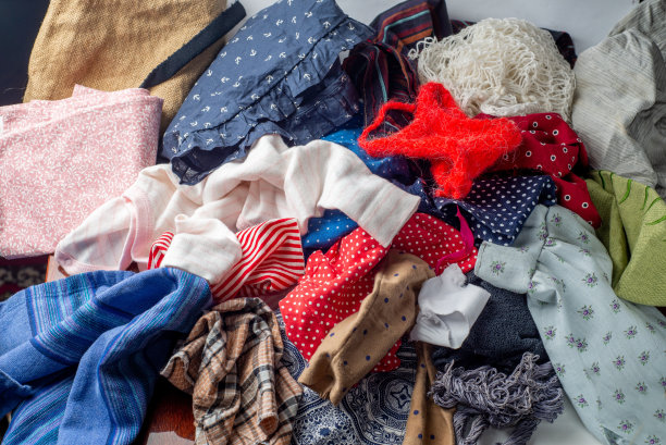 一堆旧衣服。二手物品回收利用图片下载