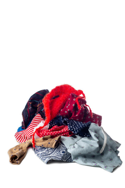 白色背景上的一堆旧衣服。二手物品回收利用图片下载