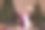 白种人老人在敬老院的圣诞树下，手拿礼物，兴高采烈地庆祝圣诞节图片下载