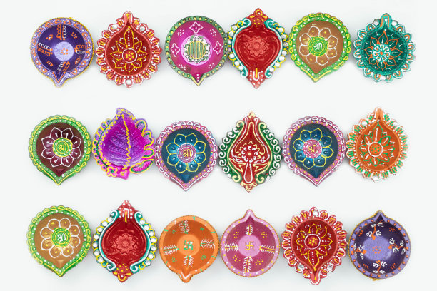 收集各种多色迪亚，深排列直线。隔离在白色背景与复制空间。排灯节的主题，Navratri Pooja, Dussehra Puja, Ganesh Chaturthi, Shubh Deepawali图片下载