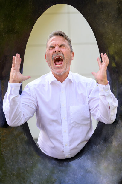 椭圆形相框中的复古风格照片，中年男子在尖叫图片下载