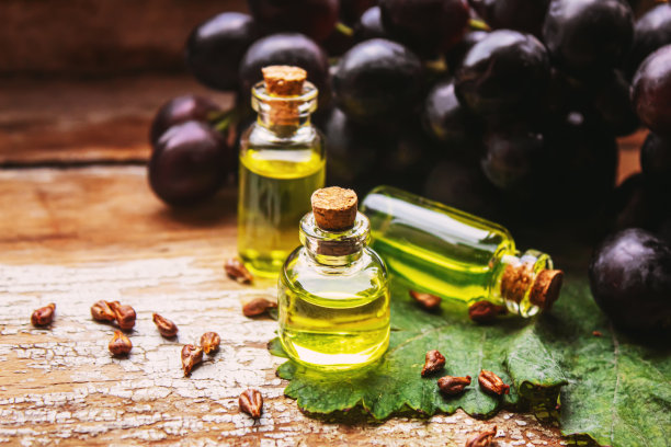 在一个小罐子里提取葡萄油。有选择性的重点。食物图片下载