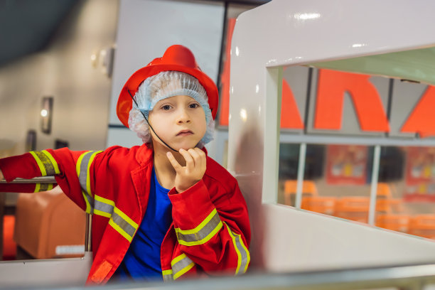 穿着消防员服装的可爱小孩扮演消防员图片下载
