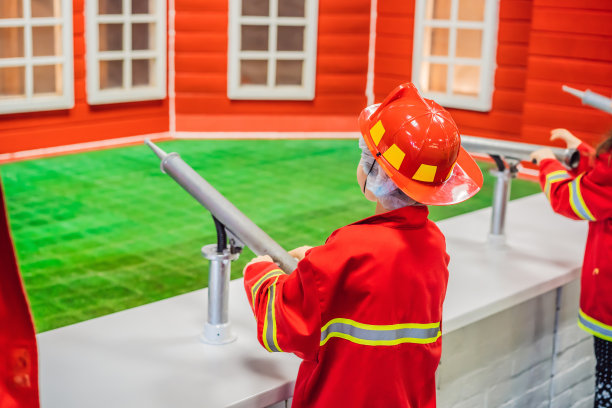 穿着消防员服装的可爱小孩扮演消防员图片下载