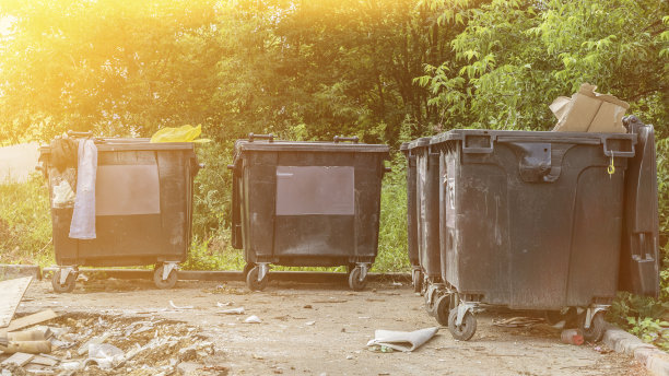 垃圾堆在垃圾堆或填埋场。污染，环保理念。对自然环境造成破坏的垃圾。公共垃圾堆、垃圾场、垃圾桶、垃圾袋图片下载