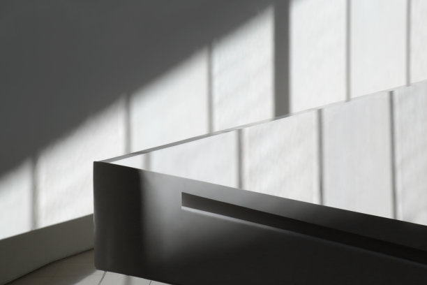 有柔和阴影的墙壁和隔墙。现代建筑碎片拼贴画。抽象背景的明暗对比技术的主题，建筑内部，建筑或房地产。图片下载