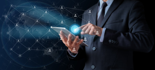 商人持有人使用平板电脑与触摸全球的社会互联网，数字网络技术和数据客户连接。图片下载