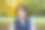 快乐的孩子，在秋天的公园里摆着五彩缤纷的造型，玩耍着图片下载