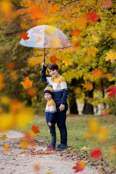 幸福的家庭，妈妈带着孩子，在公园里拍秋天的照片图片下载