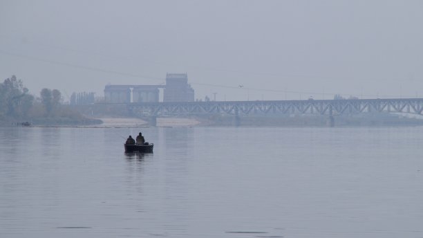 垂钓者捕鱼图片下载