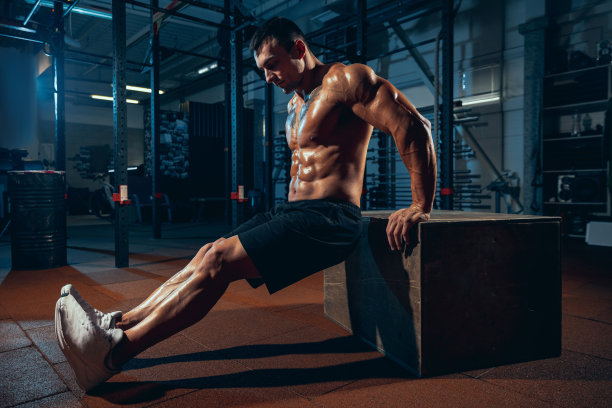 肌肉运动员的肖像，健美运动员独自在体育馆里锻炼，室内。运动的概念，活动，健康的生活方式图片下载