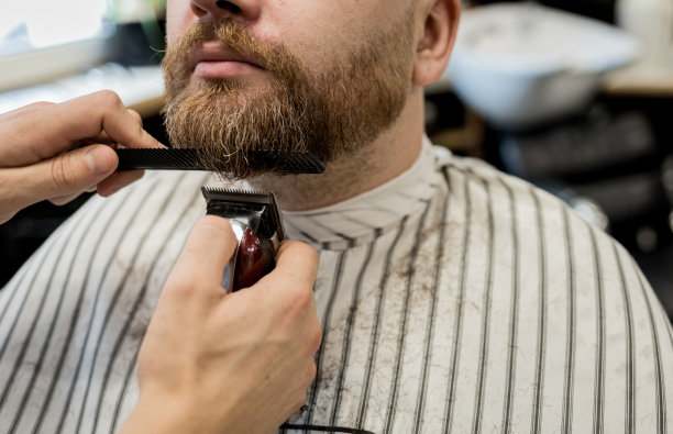 用梳子和修剪器理发图片下载