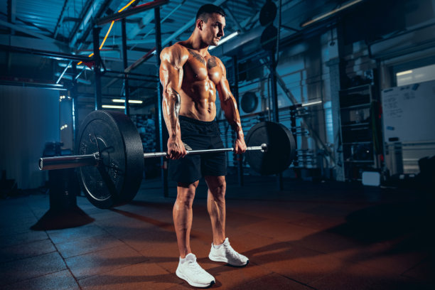 年轻强壮的男人，肌肉发达的运动员，健美运动员独自在体育馆里训练，室内。运动的概念，活动，健康的生活方式图片下载