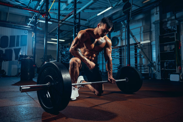 年轻强壮的男人，肌肉发达的运动员，健美运动员独自在体育馆里训练，室内。运动的概念，活动，健康的生活方式图片下载