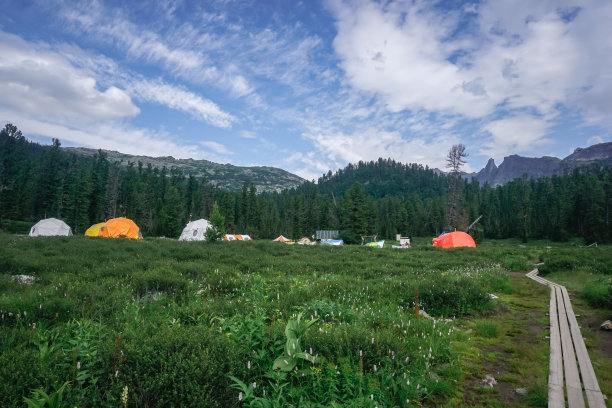 帐篷在额尔偕自然公园的山上露营图片下载