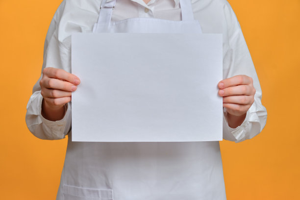 男厨师与空白A4纸的文本在手的工作室背景，模型复制空间图片下载