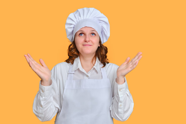 一个欣喜若狂的女厨师，脸上挂着幸福的微笑，在工作室背景，模型复制空间图片下载