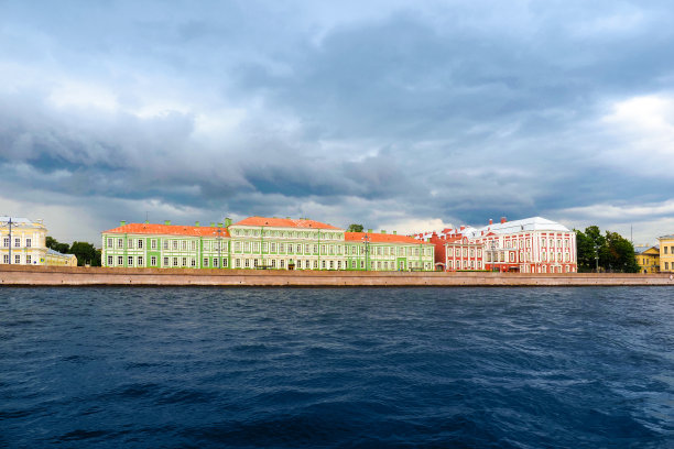 俄罗斯圣彼得堡大学河堤和涅瓦河。多云的日子里，圣彼得堡州立大学文学系在瓦西利耶夫斯基岛的景色图片下载