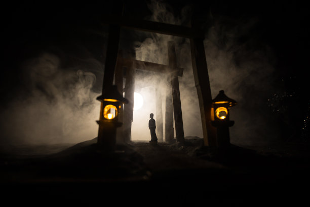 创意艺术品装饰。抽象日本风格的夜间木制隧道。有选择性的重点图片下载