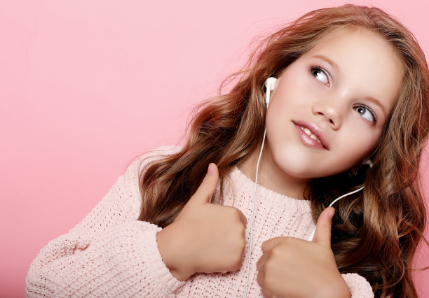 可爱快乐的年轻女孩。愉快，无忧无虑，可爱的女儿的肖像，金发，穿着随意图片下载