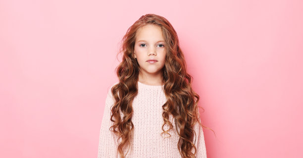 生活方式和人们的观念:长卷发的小女孩图片下载