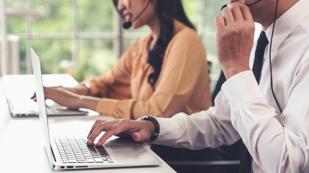 商业人士手打字和积极工作的特写镜头图片下载