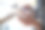 一个女人手里拿着一个充电宝和一个电话。图片下载