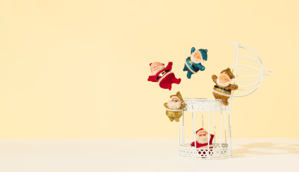 创意与白色鸟笼和圣诞老人照明背景。送新年礼物。寒假的最小概念。副本的空间。图片下载