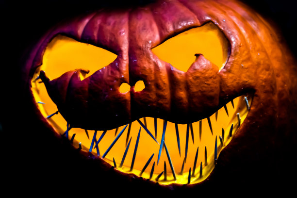 邪恶的龇牙咧嘴的万圣节南瓜灯图片下载