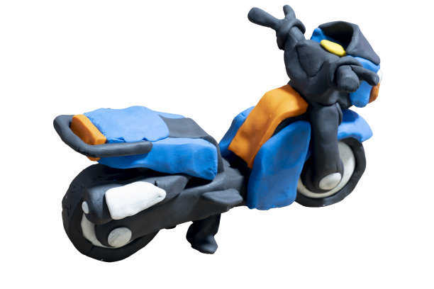 橡皮泥形状的蓝色摩托车后部。儿童手工制作自行车的Isomatic视图。图片下载