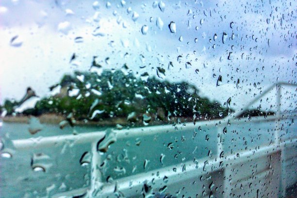 雨点落在船窗上。图片下载