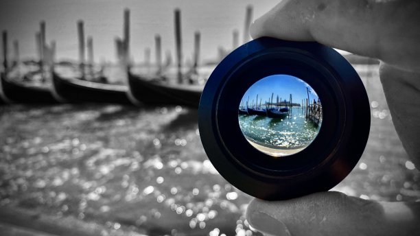 休息的贡多拉通过镜头- pov透视图片下载