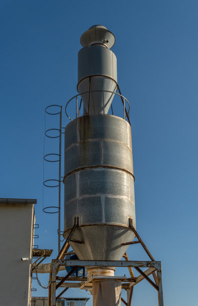 一个工业木工的金属结构仓库，阳光明媚的傍晚图片下载