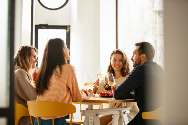 生日庆祝活动。快乐的朋友们相聚愉快，在咖啡馆欢聚一堂，举杯祝贺图片下载