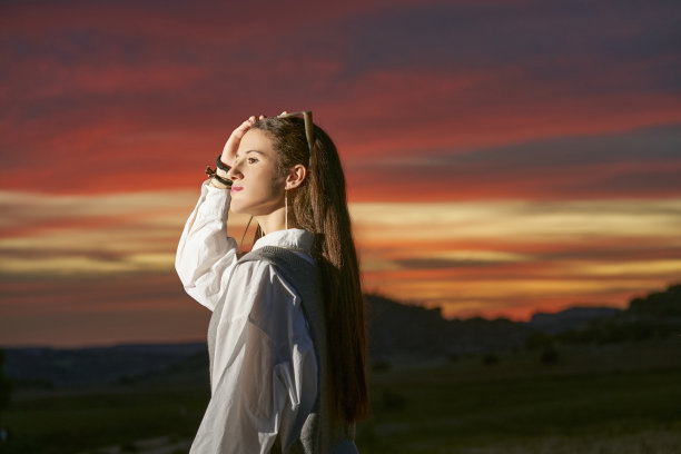 一个女孩手里拿着太阳镜图片下载