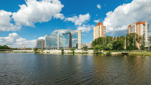 从河上的小船上欣赏现代城市建筑的美丽景色。城市景观。图片下载