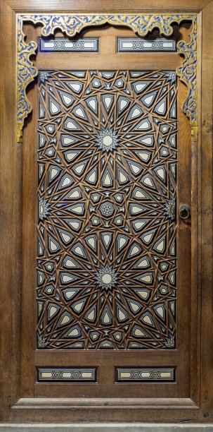 埃及里法伊清真寺敏拜尔之门，采用木制蔓藤花纹企口组装，镶嵌象牙和乌木图片下载