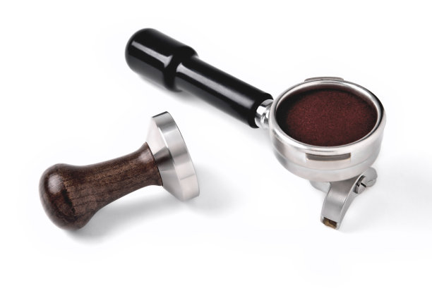 咖啡角与天然研磨咖啡和脾气在白色背景下的特写图片下载