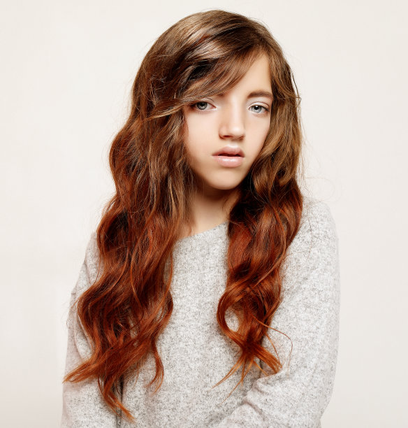 生活方式和人们的观念:长卷发的小女孩图片下载