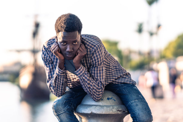 一名非洲青年在户外对着摄像机摆姿势图片下载