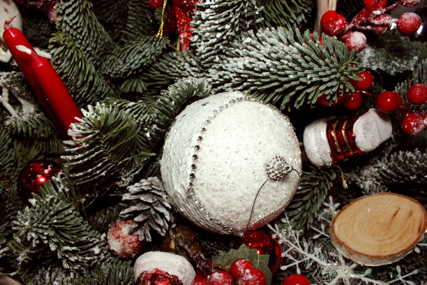 由云杉树枝、蜡烛和圣诞玩具组成。新年和圣诞节。明信片。背景。图片下载